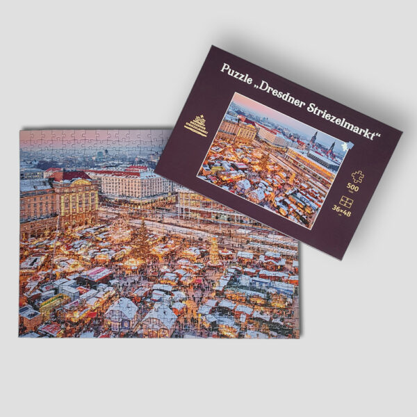 Das Bild zeigt das Puzzle "Dresdner Striezelmarkt". Das fertig gepuzzelte Bild mit 500 Puzzleteilen ist abgebildet, der Karton zur Aufbewahrung der Puzzlesteine ebenfalls.